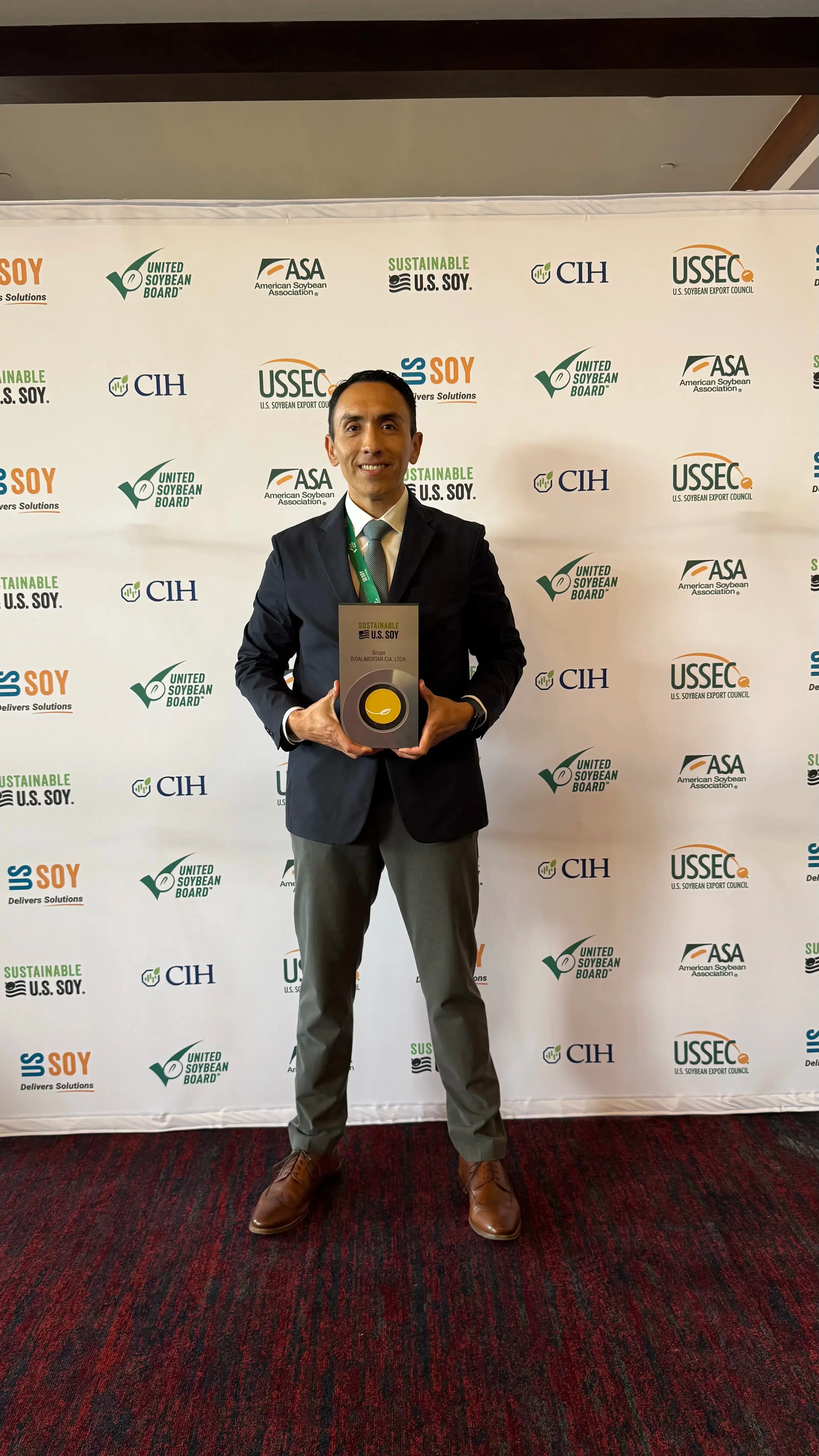 Edisson Garzón, CEO de BIOALIMENTAR, con el reconocimiento Sustainable U.S. Soy